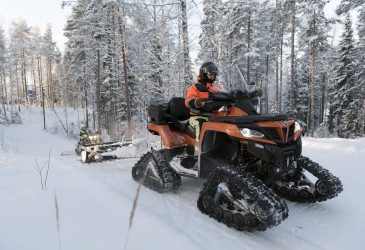 Telaketjumönkijä ladulla, kuski ja perässä ladun tasoitin.