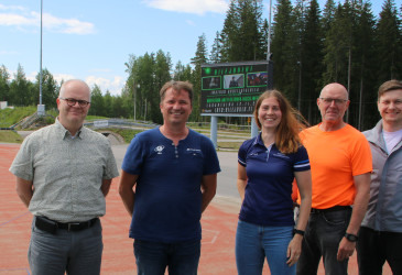 Imatran kaupungin tilahallintapäällikkö Petri Nuutinen (vas.), IBU Cupin kilpailujohtaja Kristjan Oja, Imatra Base Campin myyntipäällikkö Anni Toiviainen, Imatran Urheilijoiden Saku Miikki ja Suomen Ampumahiihtoliiton toiminnanjohtaja Tapio Pukki.