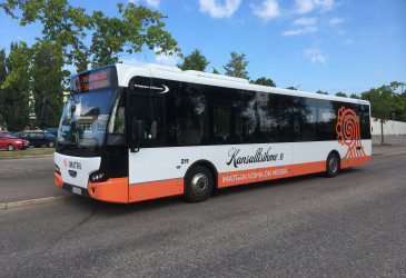 Imatralainen bussi kesäisellä kadulla