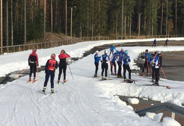ensilumen ladulla hiihtäjiä