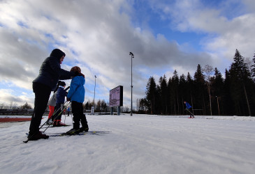 Hiihtäjiä ensilumenladulla.