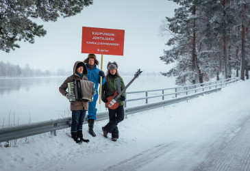 KOlme miestä, kyltti ja Vuoksi.