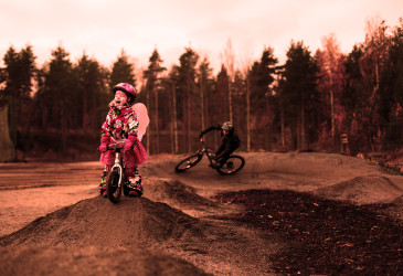 Pyöräilijä Karhumäki Pump Trackillä Imatran Ukonniemessä