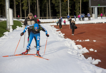 hiihtäjiä ensilumenladulla