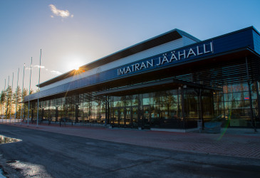Jäähalli ulkoa. Aurinko paistaa.