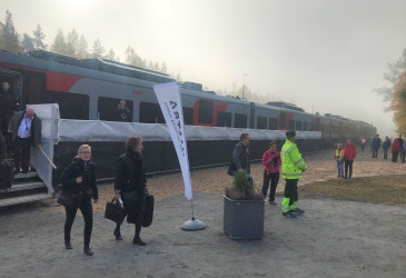 juna ja matkustajia