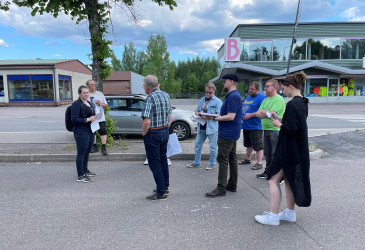 Ihmisiä kadulla juttelemassa
