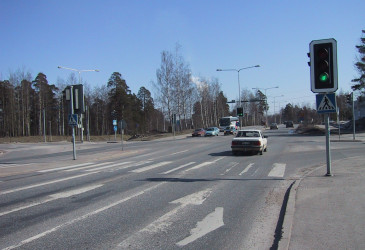 Autoja liikennevaloristeyksessä.