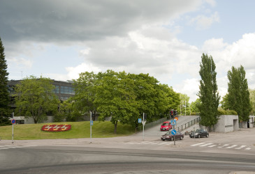 Kaupungintalo kesällä.