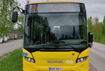 linja-auto suoraan edestä.