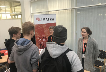 Kolme nuorta kuulemassa Imatran kahdelta työntekijältä kesätyöpaikoista.