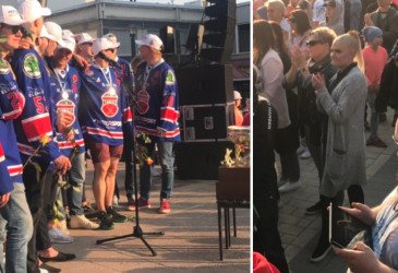 Kansaa kadulla juhlimassa Ketterön joukkuetta