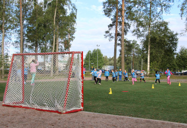 Lapsia Kostinpuistossa.