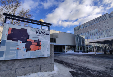 Imatran kulttuuritalo ja sen opaskyltti.