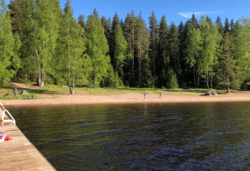Lähes tyhjä uimaranta.