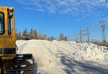 Suuri lumikasa ja työkone.