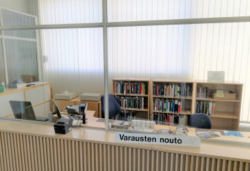 Pääkirjaston noutopiste on Kulttuuritalo Virran pääaulassa.