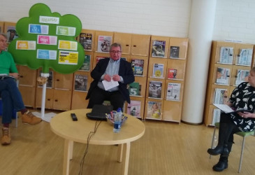Kolme ihmistä istumassa turvaetäisyyden päässä toisistaan.