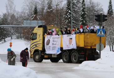 Penkinpainajaisten kuormqa-auto, nuoria naamiaisasussa auton lavalla. 