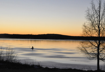 Kalastaja pilkillä.