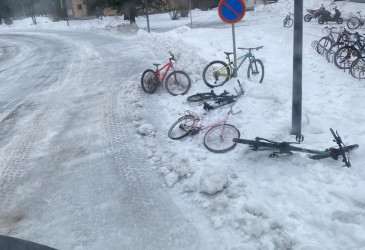 Pyöriä jäisellä jalkakäytäväällä, kuva traktorin kyydistä