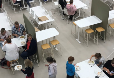 Kouluruokala, jossa ruokailijoita.