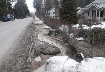vettä ojassa