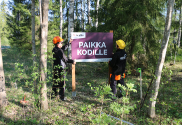 Paikka kodille kyltti asennuksessa