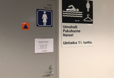 pukuhuoneen ovi