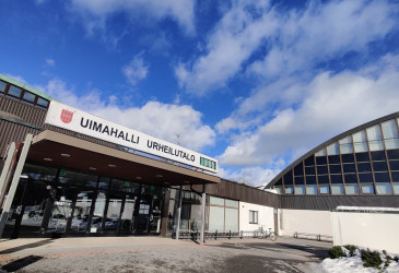 uimahalli ja pilvinen taivas