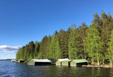 Venekoppeja Saimaan rannalla.