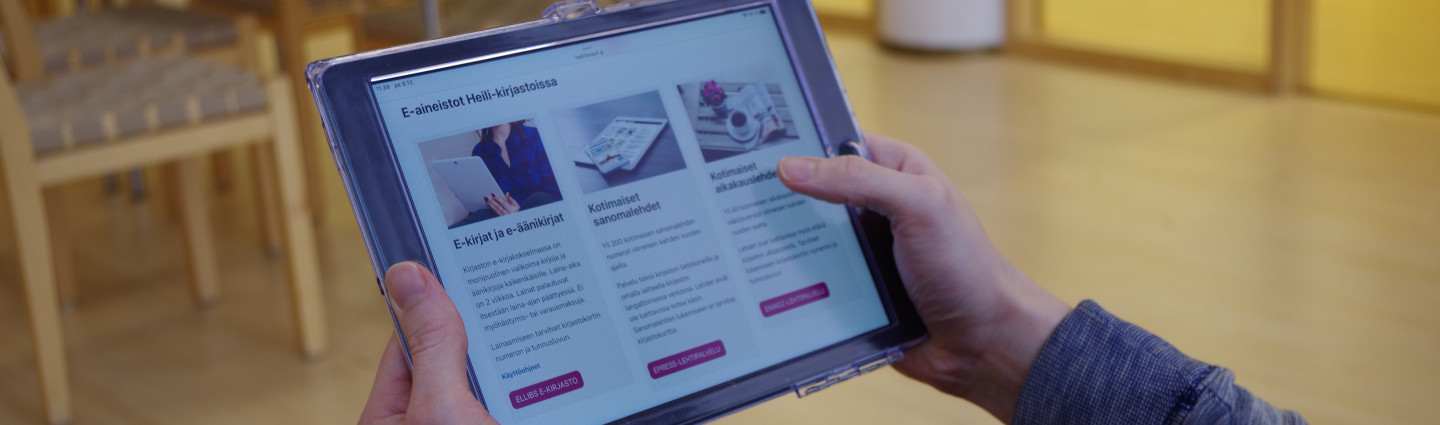 Tablettitietokoneen näytöllä näkyy kirjaston e-aineistoja.