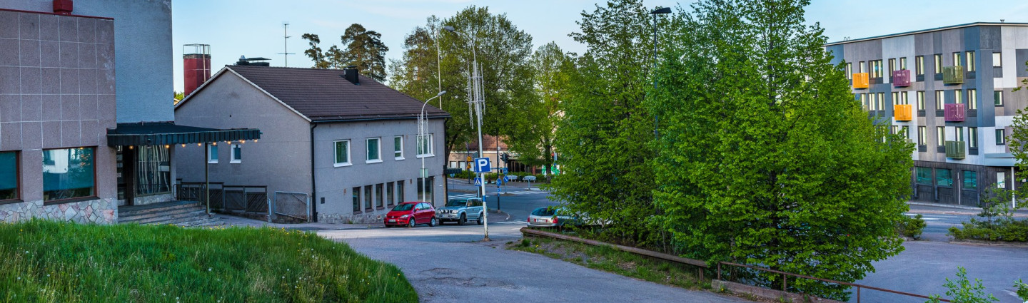 BioVuoksen rakennus ja Vuoksenniskan kirjasto kesäpäivänä.