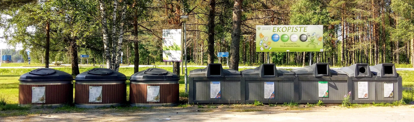 Aluekeräyspisteellä useita astioita rivissä.