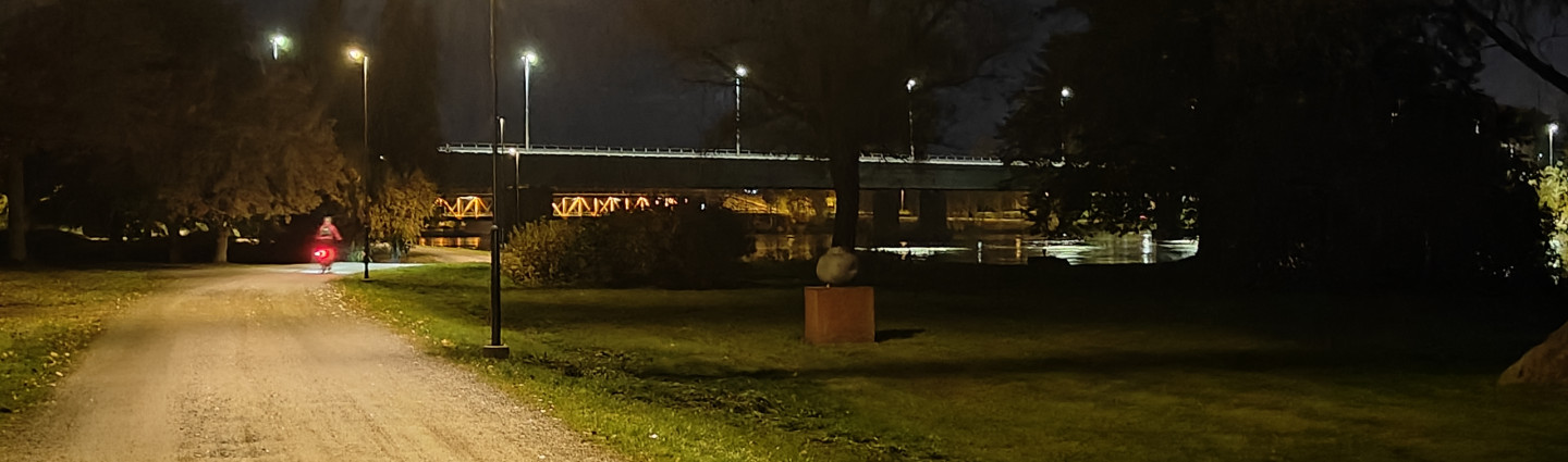 Polku valaistuna pimeällä.
