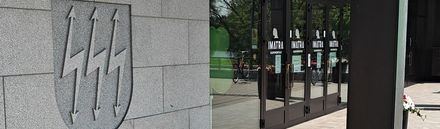 Imatran kaupungintalon sisäänkäynti ja seinässä vaakuna.