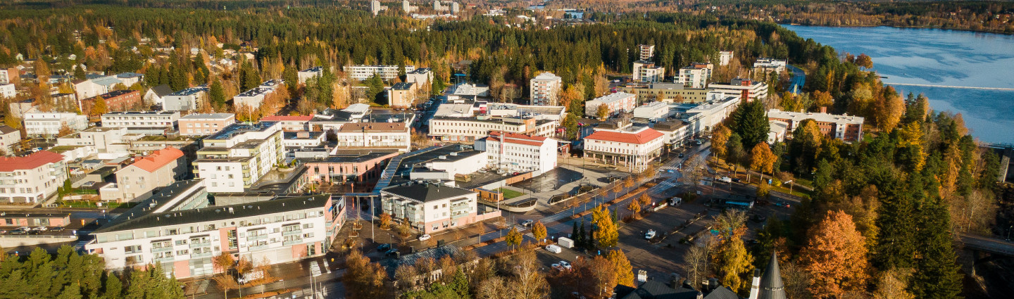 Ilmakuva Imatrankoskelta Vuoksen varrelta aurinkoisen syyspäivänä.