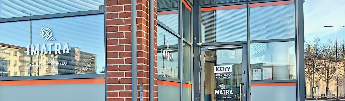 Liiketilan sisäänkäynti, ikkunassa tekstit Imatra ja KEHY.