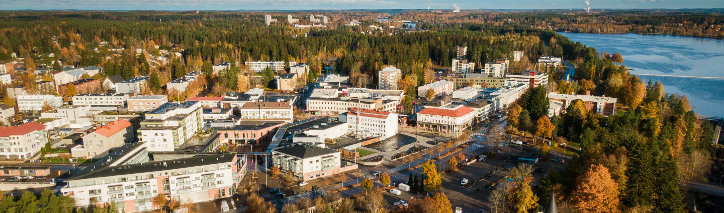 Syksyinen ilmakuva Imatrankoskelta, taustalla Vuoksi.