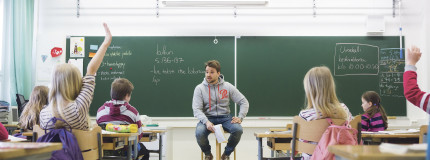 Oppilaita ja opettaja koulussa