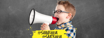 Lapsi megafoni kädessä.