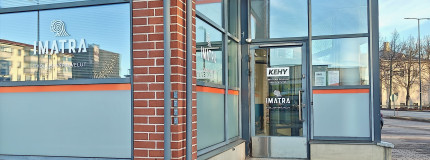 Liiketilan sisäänkäynti, ikkunassa tekstit Imatra ja KEHY.