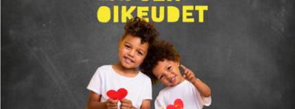 Kaksi lasta, heidän yläpuolella lapsen oikeudet -teksti.