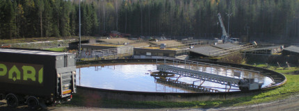 Puhdistamon allas, jonka edessä hiekkatie ja takana metsää