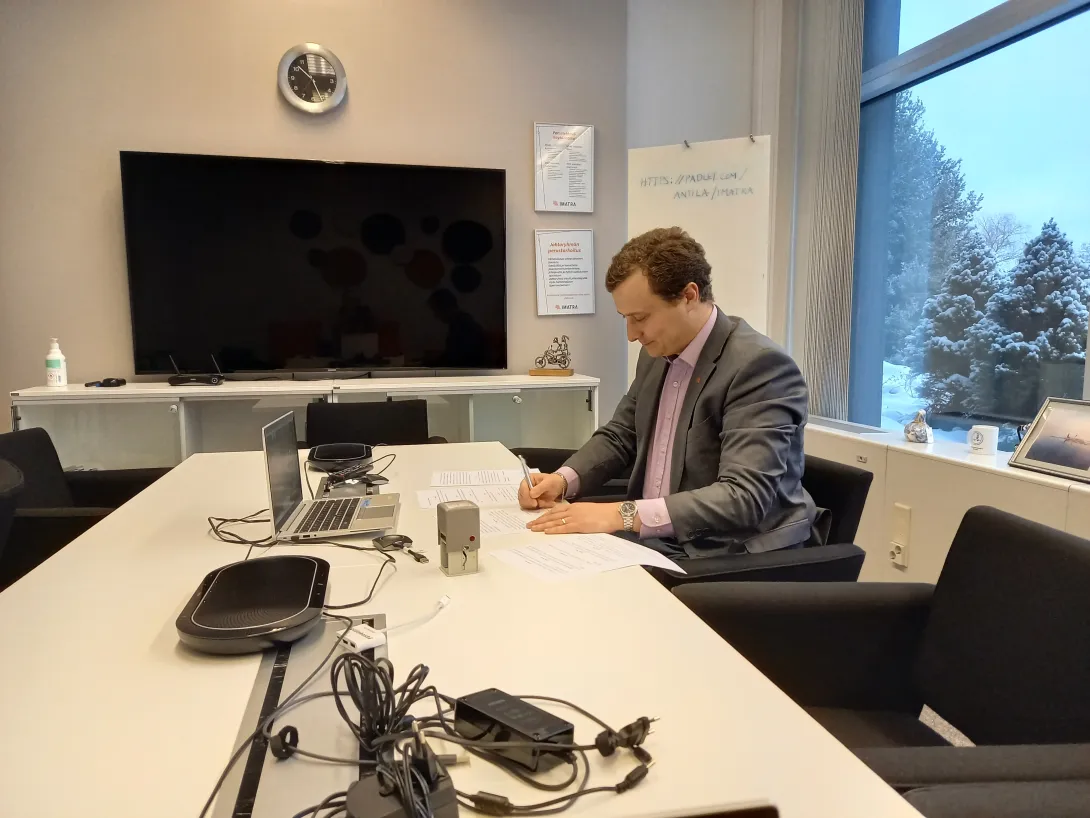 Imatran kaupunginjohtaja Matias Hilden allekirjoitti sopimuksen ja toivottaa Nizhynin edustajat tervetulleeksi Imatralle tammikuussa.