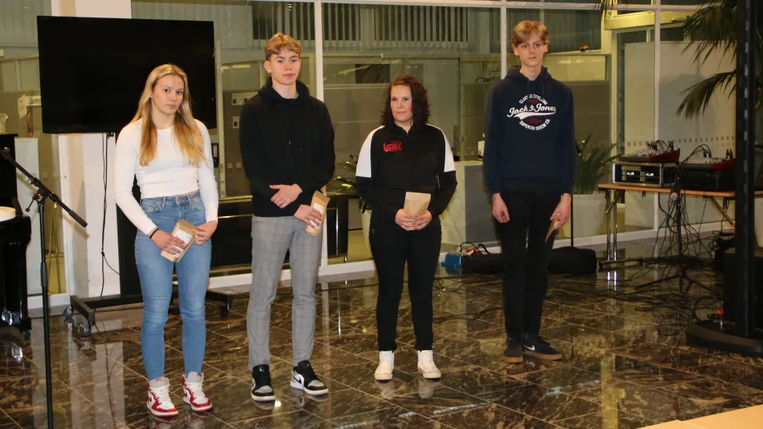 Palkituista Silja Piironen (vas.), Lauri Vakkilainen, Carita Honkanen ja Lenni Klemetti.
