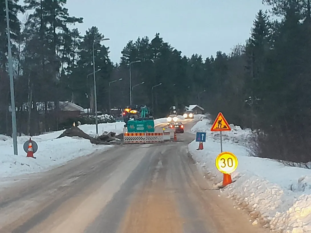 Vuotokohdan etsintä ja korjaus haittaa liikennettä Korvenkannantiellä.