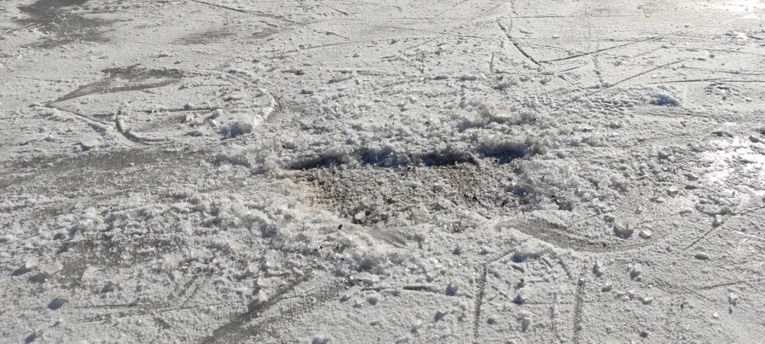 Luistelukenttien jäät pehmenevät kevätauringossa.