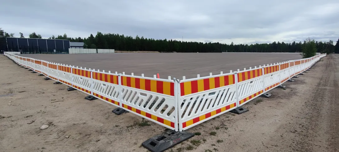 Aidattu kivituhkakenttä.