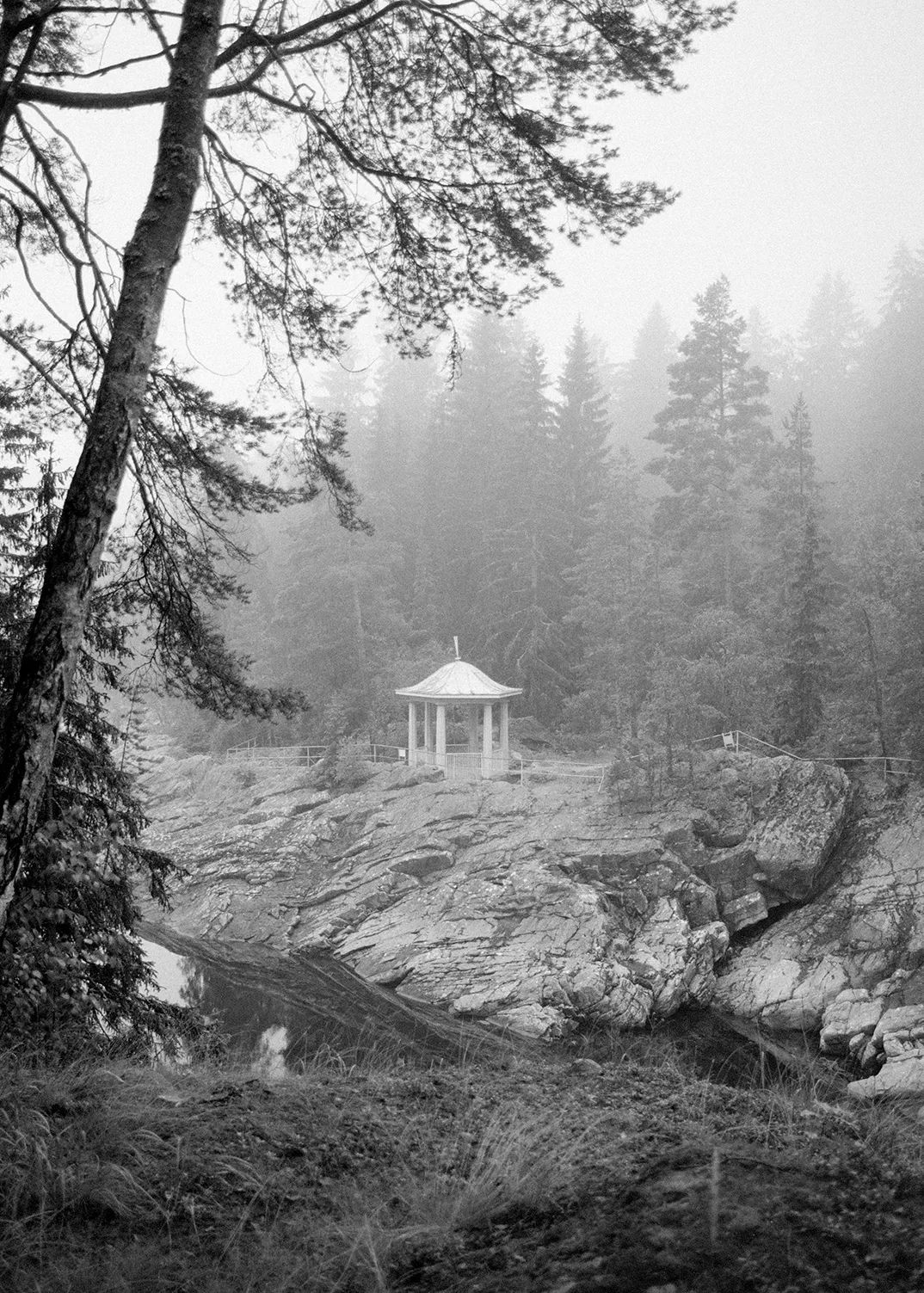 Koskenuoma, mustavalkokuva.